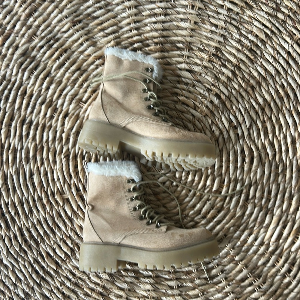 Forever 21 women’s size 8 lace up boot